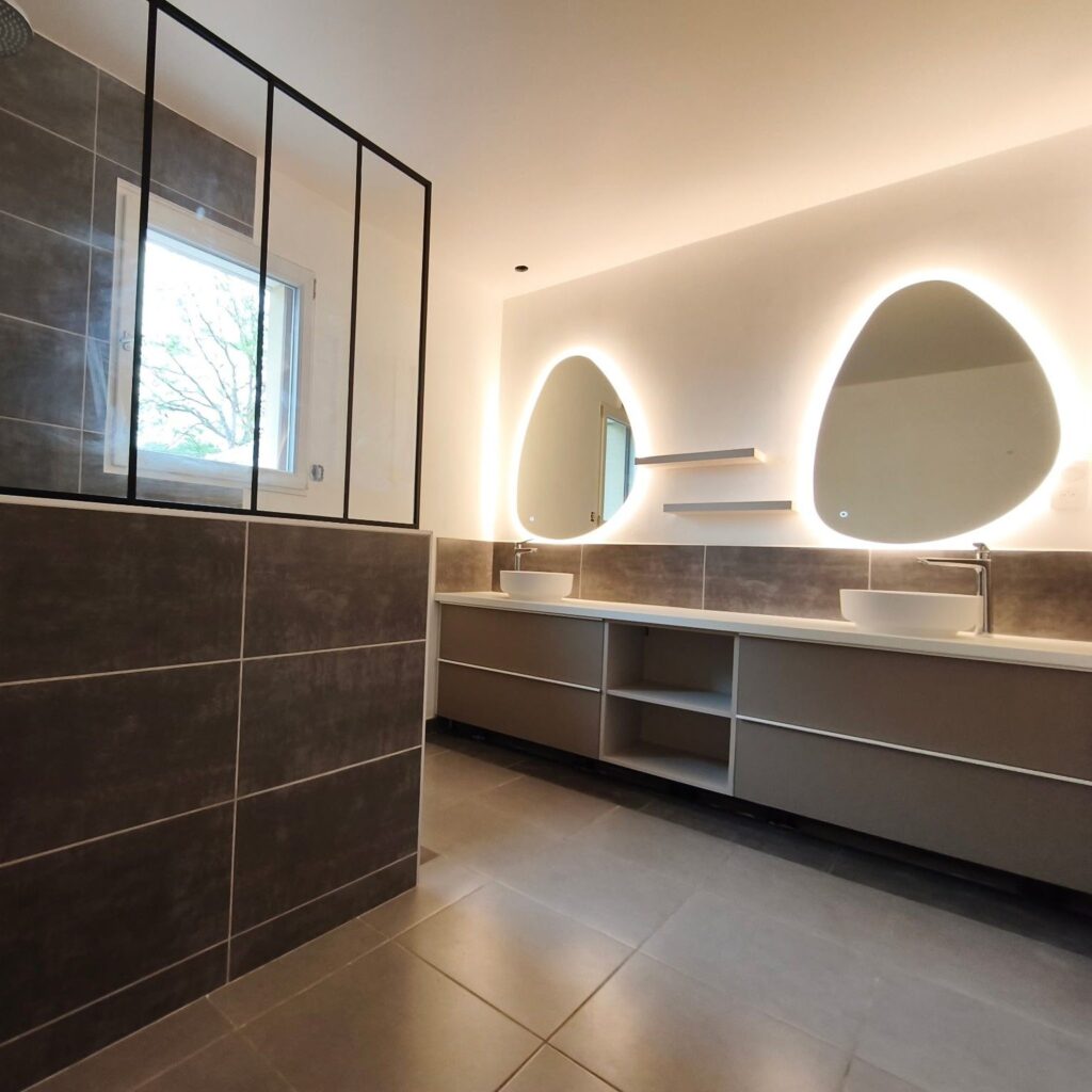 Plomberie sanitaire : salle de bain avec meuble de toilette à Cuiseaux